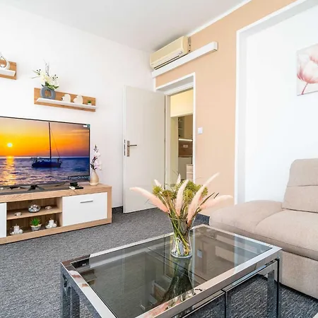 Bla Evi - Comfort Two Bedroom With Hot Tub And Sea View مْليني