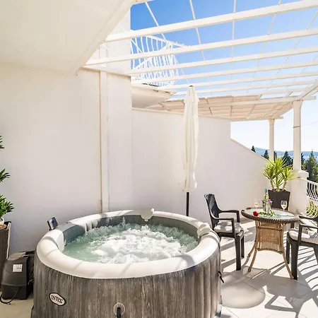 شقة Bla Evi - Comfort Two Bedroom With Hot Tub And Sea View *