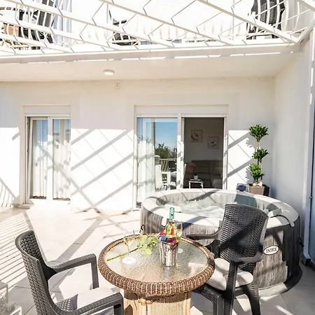 Bla Evi - Comfort Two Bedroom With Hot Tub And Sea View شقة *