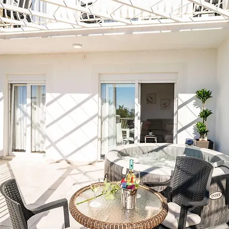 Bla Evi - Comfort Two Bedroom With Hot Tub And Sea View شقة مْليني
