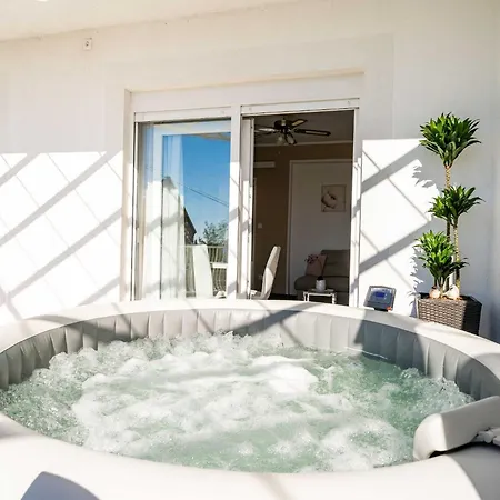 Bla Evi - Comfort Two Bedroom With Hot Tub And Sea View Mlini